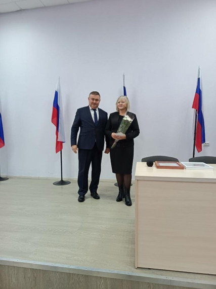 Коллектив школы поздравляет с заслуженной наградой учителя..