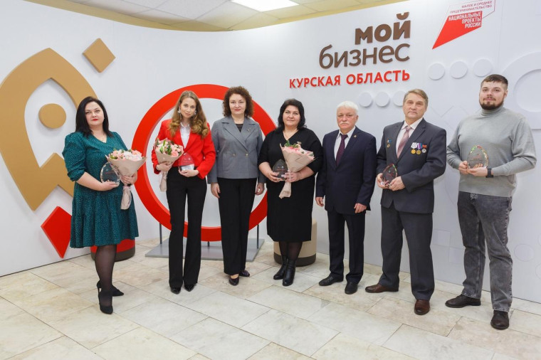 Школа поздравляет с педагога с достижением..